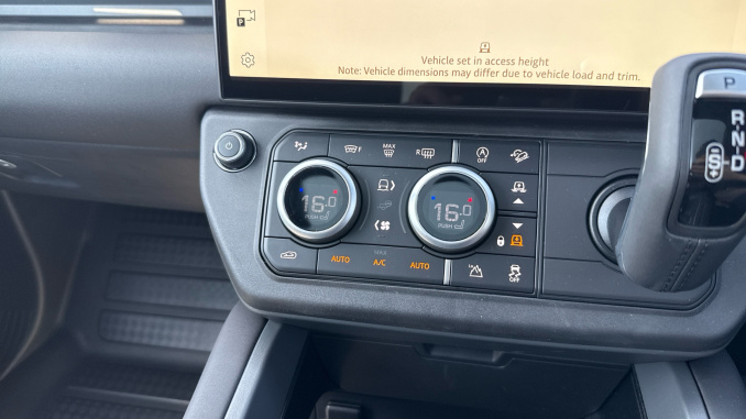 Land Rover Defender 3.0 D250 X-Dynamic SE 90 3dr Auto Diesel Estate - Image 64